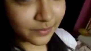 xxx desi Ladki apne boobs dikhati hai – Indian nude solo