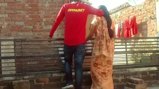 xxx desi छत पे खरी पड़ोसी भाभी को फुसलके चोद दिया वीडियो