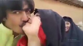 xxx desi अपनी ३ खूबसूरत बेगमों के साथ चुम्माचाटी करता अफगानी शौहर